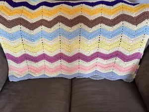 Vintage Handarbeit gehäkelt gestrickt afghanisch gestreift Zick Zack Chevron Überwurf Decke - Bild 1 von 4