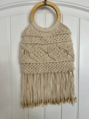 Винтажная женская вязаная крючком сумка макраме 1980-х годов цвета слоновой кости с деревянной ручкой богемно-бежевая 18 дюймов - Изображение 1 из 4