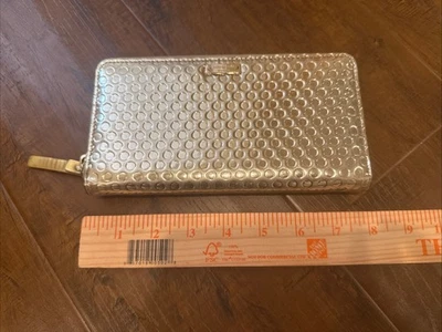 Cartera grande metálica Kate Spade con cremallera alrededor de cuero dorado Foto 1 de 4