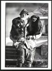 Fotografie Zoowärter mit Affen auf dem Arm, Auto Mercedes Benz 