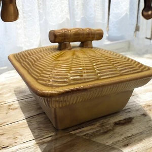 Small CALIF USA Pottery Yellow Brown Weaved Basket Casserole Dish & Lid - Picture 1 of 11