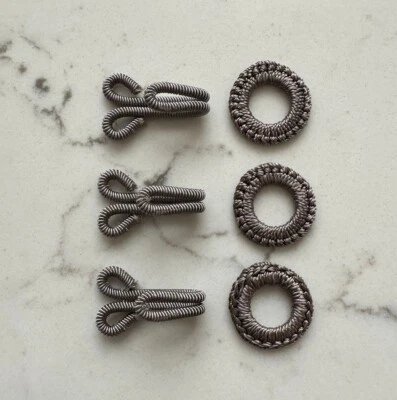 Ganchos y ojos cubiertos gris lila vintage Deadstock para pieles, abrigos o chales Foto 1 de 4