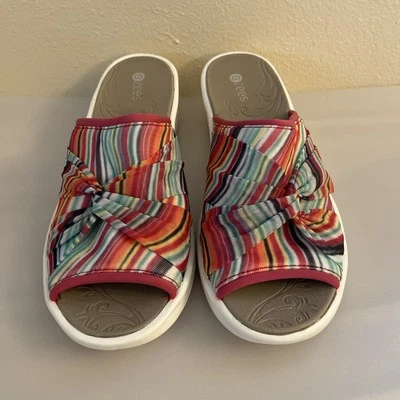 Sandalias de cuña Bzees Smile II rosa a rayas con suelas de goma blancas para mujer 11 M Foto 1 de 4