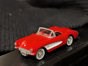 FESSELNDE 1957 CHEVY CORVETTE MFG 2001 KIRSCHROT MIT WEISSEN AKZENTEN 2,5" LANG - Bild 1 von 24
