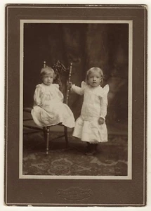 TWO ADORABLE AND PHOTOGENIC YOUNG CHILDREN IN CINCINNATI, OHIO   (VINTAGE PHOTO) - Picture 1 of 3