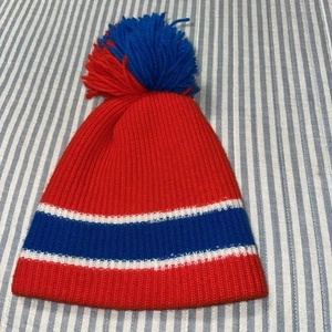Vintage Aris Ski Beanie rot blau weiß Bommelmütze Retro Strick Acryl hergestellt in den USA - Bild 1 von 5
