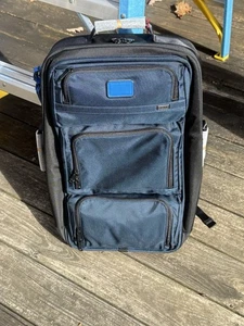 "Mochila de lona TUMI Alpha 3 Excursion negra azul nueva con etiquetas equipaje $795 22""" - Imagen 1 de 8