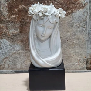 Statuina porcellana Cybis vintage Madonna Regina degli Angeli base legno firmata - Foto 1 di 10