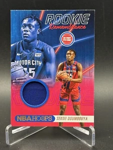 2020-21 Hoops Rookie Remembrance Jerseys #20 Sekou Doumbouya Detroit Pistons - Bild 1 von 2