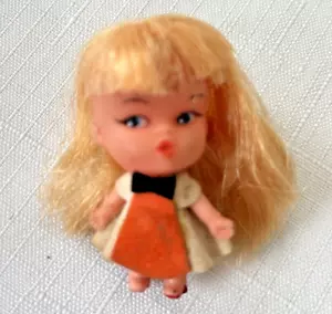 Muñeca clon vintage Liddle Kiddle ojos laterales azules cabello rubio totalmente vestida - Imagen 1 de 3
