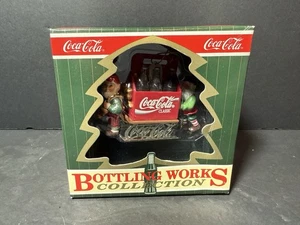 Neu Vintage Coca-Cola Bottling Works Sammlung Weihnachtsschmuck Elfen mit Kühler - Bild 1 von 6