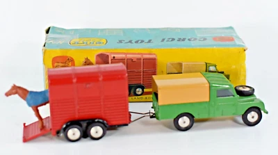 ВИНТАЖНЫЙ ПОДАРОЧНЫЙ НАБОР ИГРУШЕК КОРГИ 2 LAND ROVER 109 с ТРЕЙЛЕРОМ ДЛЯ РИСОВОГО ПОНИ и ЛОШАДЬЮ - Изображение 1 из 4