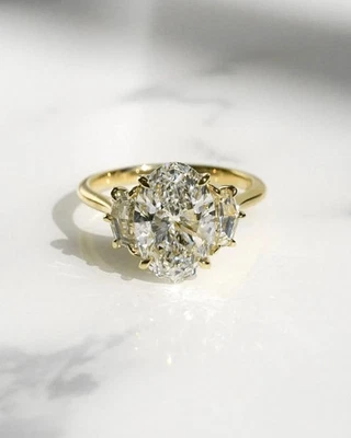 Anillo de boda de tres piedras de diamantes cultivados en laboratorio G/VS1 de corte ovalado de 2,40 quilates de oro amarillo de 14 k Foto 1 de 3