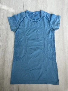 Lululemon Run: Swiftly Tech Short Sleeve Shirt Size 6 - Blue Floral - Picture 1 of 4