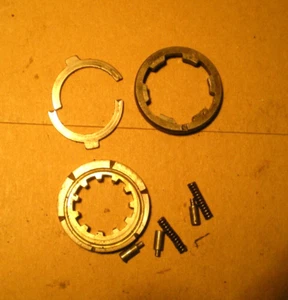 Retenedores de cojinete de aguja eje principal transmisión MG Midget Austin Healey Sprite - Imagen 1 de 1