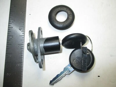 PORSCHE 944 951 TURBO 924s HATCH LOCK AND KEY NEW 1982-1987 GENUINE PORSCHE  - Image 1 of 3