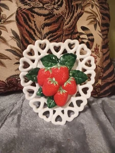 Handbemalte Vintage japanische erhabene Erdbeeren und Herzen Keramik Wandtasche - Bild 1 von 9