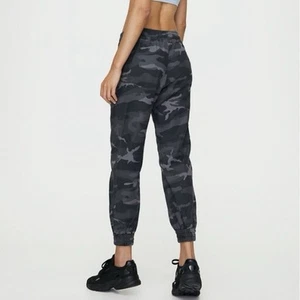 NWT TNA Women's XS New Alix Dark Eclipse Camouflage Joggers - Picture 1 of 8