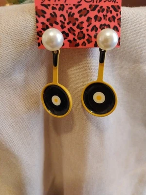 Pendientes dúo Betsey Johnson sartén con huevo colgante/perla sintética Foto 1 de 4