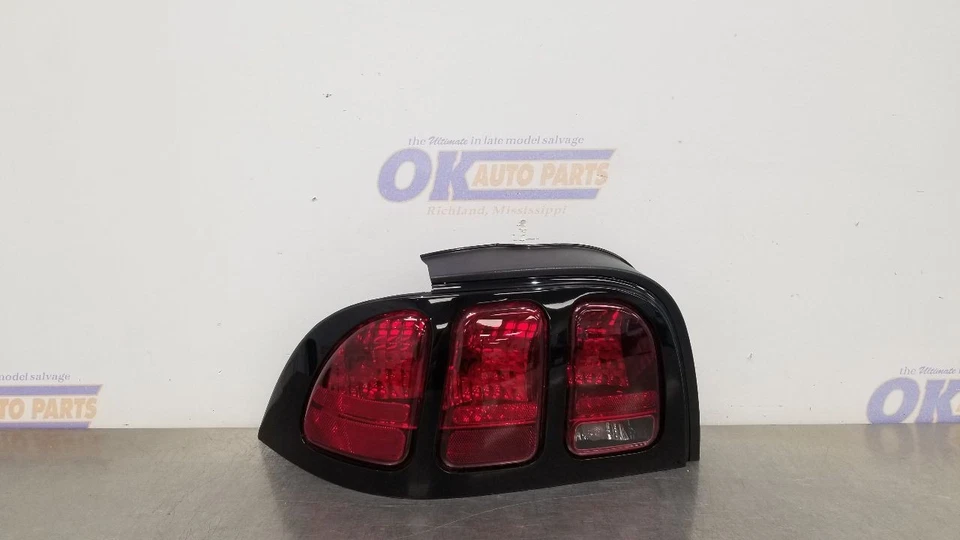 FORD MUSTANG SVT COBRA 98 LUZ TRASERA IZQUIERDA CONDUCTOR NEGRO Foto 1 de 4