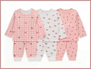 Mädchen Pyjama 2-teilig Nachtwäsche Set Erdbeere Schmetterling Design PJs 0-36 Monate NEU - Bild 1 von 7