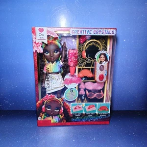Rainbow High Creative Crystals Fashion Doll IRIS BOW - Foto 1 di 7