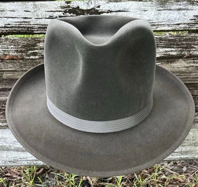 Chapéu Fedora Vintage Disney “Twenty” 7 1/4 Acabamento em Camurça Perfeito!  Under Welt 2 5/8” - Imagem 1 de 4