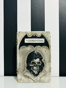 🩶 Tkmaxx Gifte Tränke Skelett Totenkopf Deko Buch Halloween Gothic Deko - Bild 1 von 9