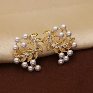 Elegantes pendientes de hoja y perlas en tono dorado de circonita cúbica - Imagen 1 de 6