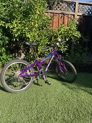 Bicicleta de montaña especializada para niños Hot Rock púrpura Foto 1 de 4