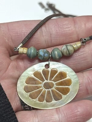 j jill 16-19" cordón de gamuza marrón dulce con cuentas de cerámica jaspeada y abulón tallado Foto 1 de 4