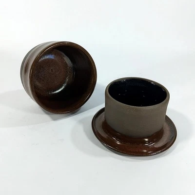 Vasija campana mantequilla cerámica caballo riendo de colección - gres esmalte marrón firmado en EE. UU. Foto 1 de 4