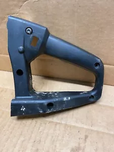 Eine gebrauchte linke Seite des Heckgriffs von einer McCulloch 3200 Motorsäge - Bild 1 von 4