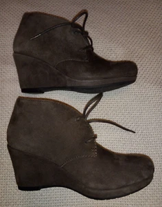 CLARKS  Brown Suede Leather Lace Up Wedge Ankle Booties Women’s Size 5.5 M EUC! - Picture 1 of 14