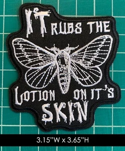 Stille der Lämmer: Es reibt die Lotion auf die Haut bestickt Aufbügeln Aufnäher - Bild 1 von 3