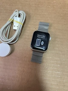 Apple Watch Series 4 40 mm boîtier en aluminium argenté bracelet sport (GPS+ cellulaire) - Photo 1 sur 5