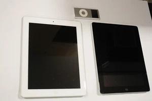 Lot of 2 x Ipad A1395s (one 32Gb and one 16Gb), 1 x Ipod AA1199 2Gb - Picture 1 of 5
