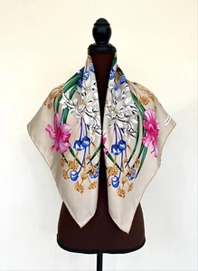 Nuevo Unisex Salvatore Ferragamo Bufanda Floral Jardín Beige Multicolor Seda Envoltura - Imagen 1 de 13