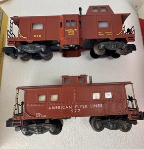 (2) S GAUGE American Flyer AC GILBERT #977 & 935 Action & Bay Window Cabooses - Picture 1 of 8