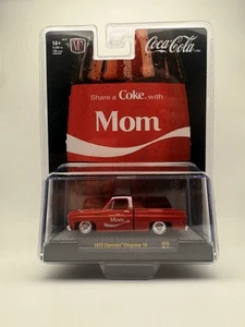 M2 Machines 1973 CHEVROLET CHEYENNE 10 A58 Coca-Cola Mom Camion Carrozzeria Quadrata 25-11 - Foto 1 di 4