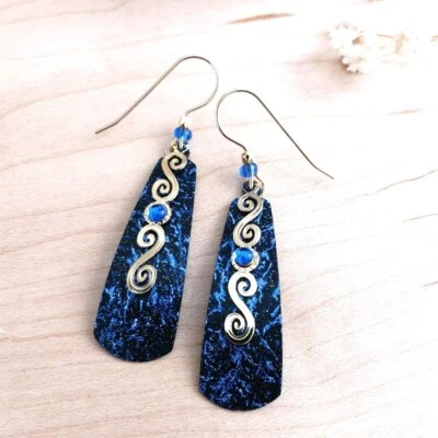 Brincos Adajio preto e azul lágrima longa com redemoinho folheado a ouro brilhante exclusivo - Imagem 1 de 4