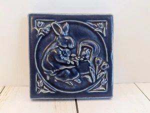 Carruth Keramik 1996 blaue Kaninchen "alle versteckt" dekorative Fliese 3,5" x 3,5" - Bild 1 von 4