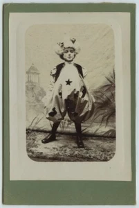 Cabinet 1890-1900. Enfant artiste de cirque. Acrobate ? Clown ? - Picture 1 of 2
