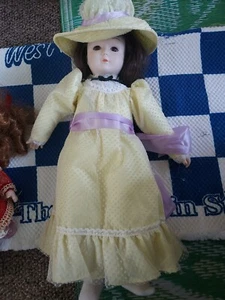 VINTAGE Puppe Alegro Sammlung Aufzieh spielt Musik 1983  - Bild 1 von 5