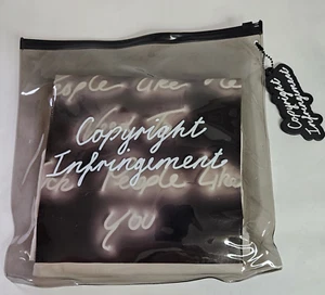 CJ Hendry Urheberrechtsverletzung weißes T-Shirt Druck Anhänger Größe Small neu ohne Etikett - Bild 1 von 5