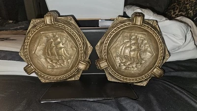 Los 2 artículos decorativos vintage de latón azul marino hechos en 1967. Latón macizo. Foto 1 de 4