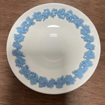 Pires Wedgwood lavanda azul em creme uvas em relevo Demitasse apenas 4,5" - Imagem 1 de 4
