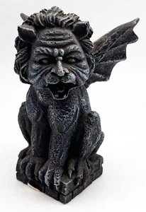 Figurina gargoyle leone grigio scuro arroccato poli resina mondo ceramica vintage 3,25" 1998 - Foto 1 di 8