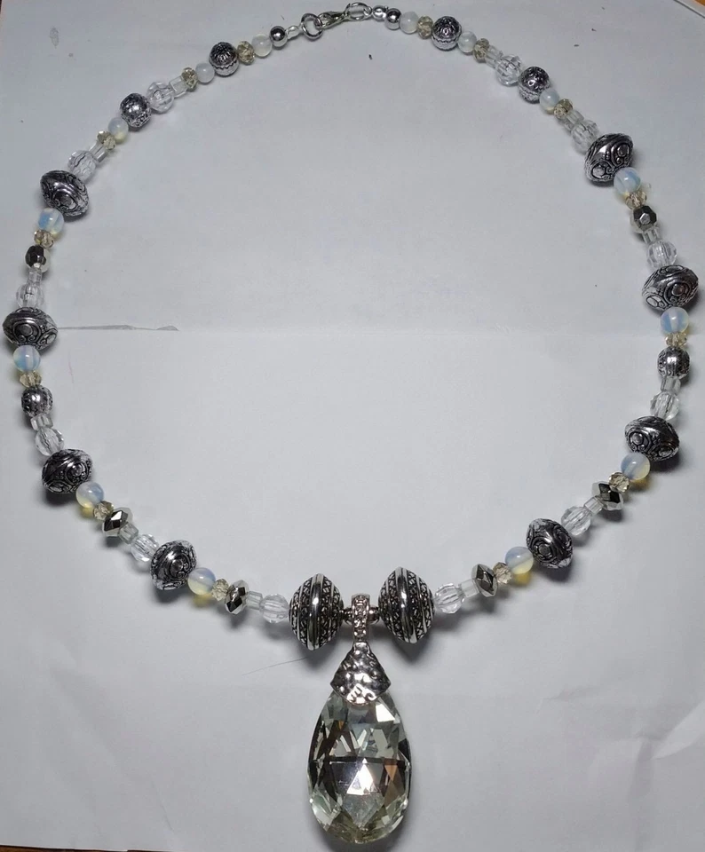 Collar amuleto de cristal de plata con cuentas de ópalo y acrílico Foto 1 de 1