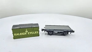Peco England Scala N Conflat Flat Car 73570 con contenitore Raleigh Cycles - Foto 1 di 7